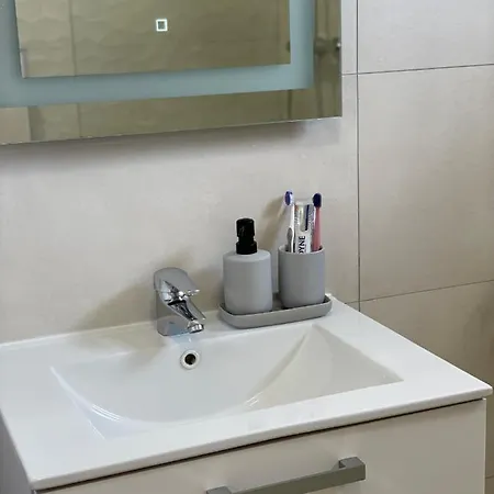 Tony Apartman