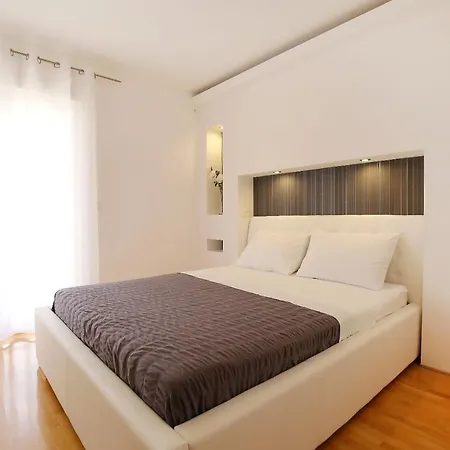 Tony Biograd Na Moru